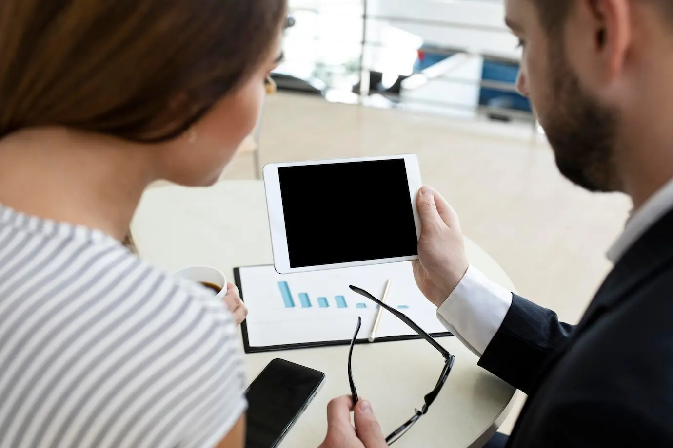 Коллеги вместе участвуют в видеоконференции