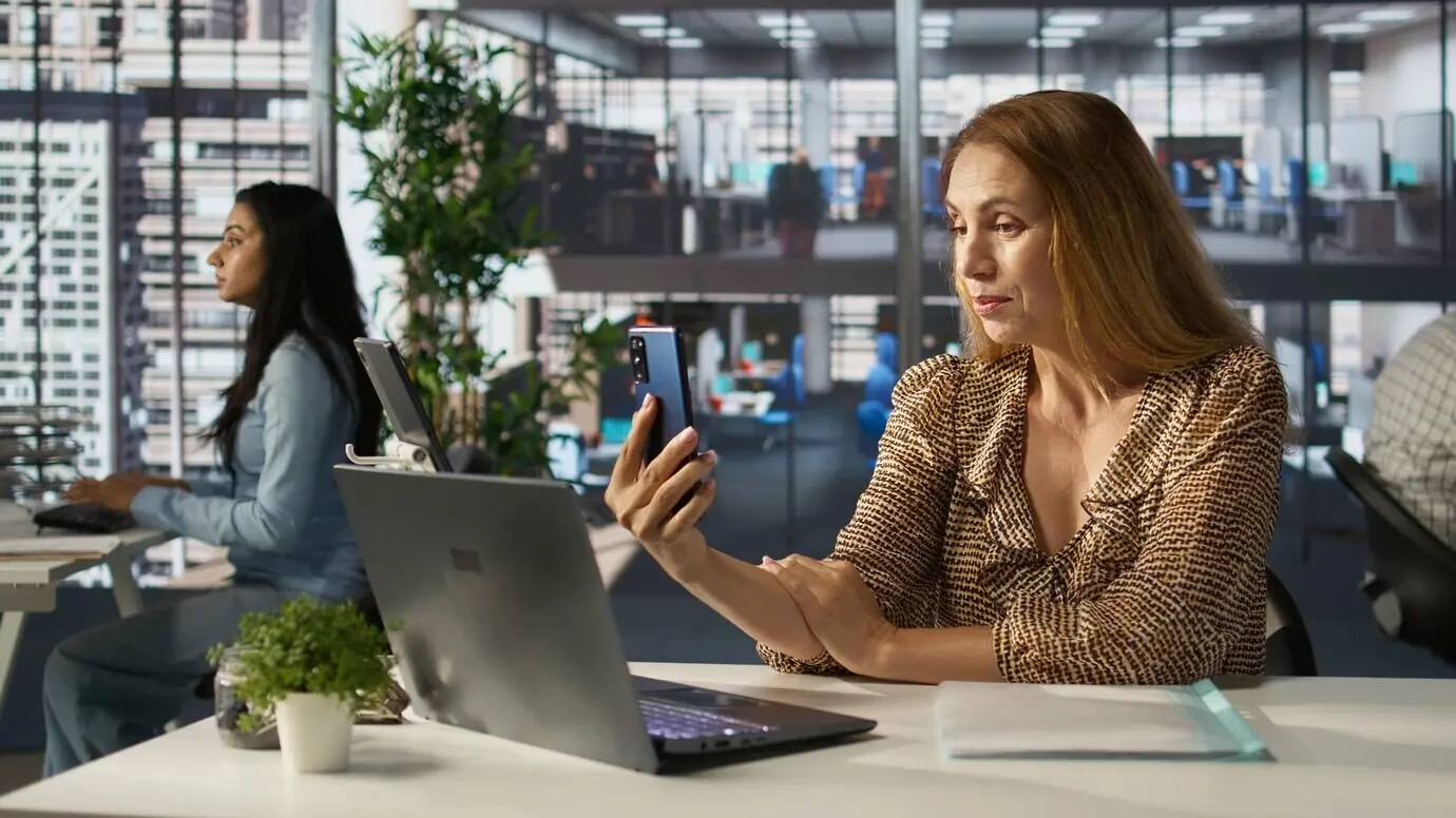 Деловая женщина участвует в виртуальной встрече через видеозвонок.